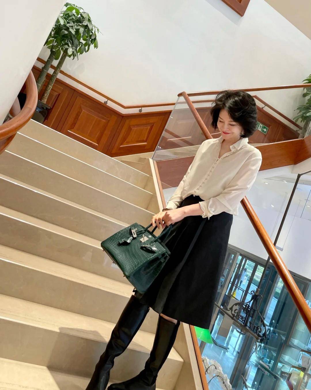 白色|这才是中年女性流行的打扮：针织衫配嫩裙，五六十岁女人穿好时髦