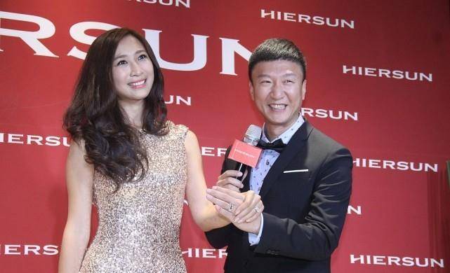 孙红雷的小15岁妻子有气质,戴金丝眼镜好斯文,同框那英也不输