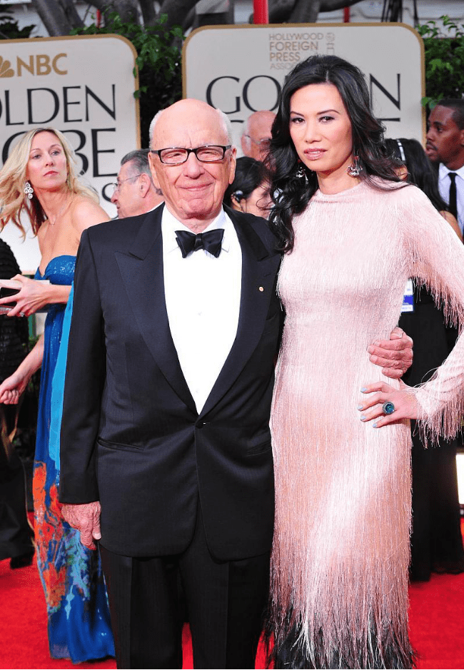 美得|邓文迪身材真亮眼，奶奶年纪穿紧身裙，气质华丽美得不输他人