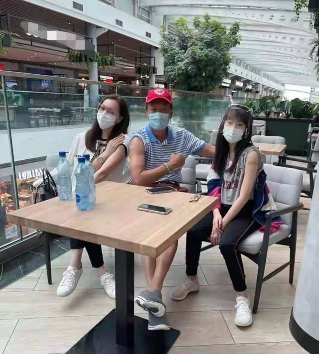 健美裤|富士康老板娘高调晒度假照！71岁老公搂美女合影，穿搭扮嫩不服老