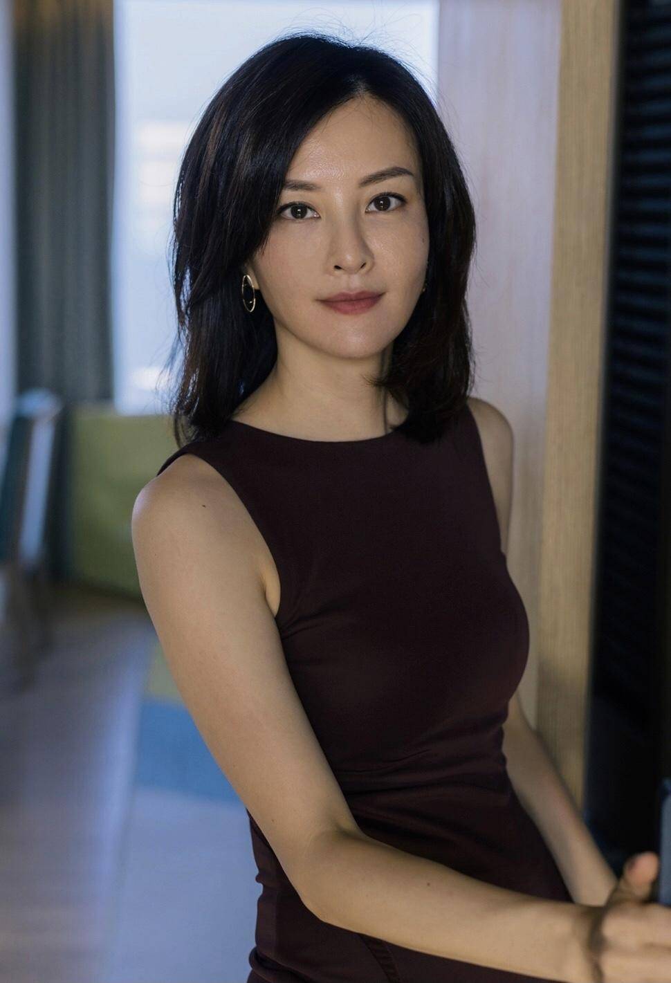设计|刘孜才是真正的时髦精，穿彩色印花裙也不花哨，反而优雅大气