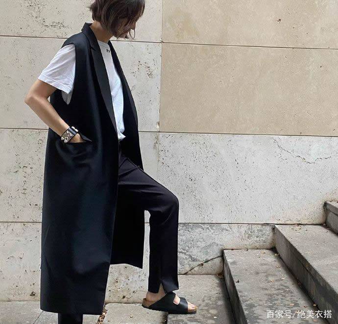 洛薇|凭着一身极简“黑白配”穿搭，52岁的她，为什么赢得体面优雅？