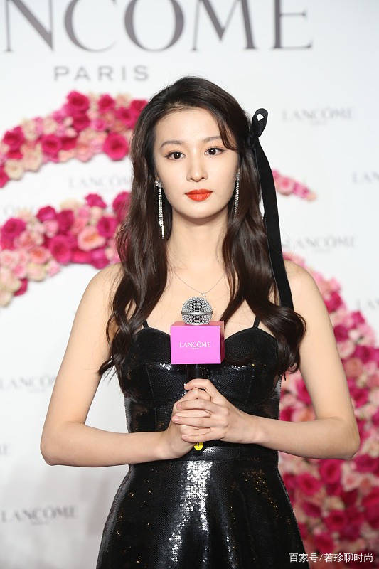 服装|王楚然真的娱乐圈中的清流,就算穿得挺成熟,气质也很清纯