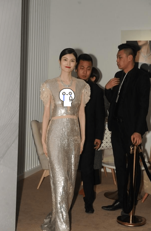 设计|何穗穿得真“清凉”，领口大的都快到胃了，没这身材哪敢学