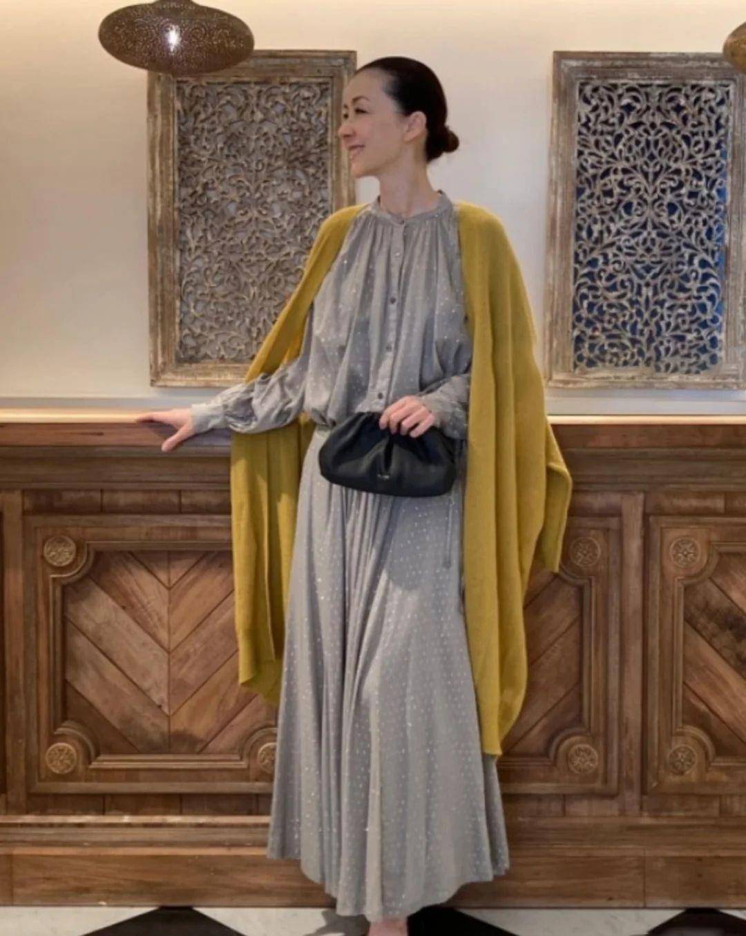 颜色|60多岁的女人，多穿这种素雅裙！遮肉藏肚时髦洋气，不化妆也美嫩