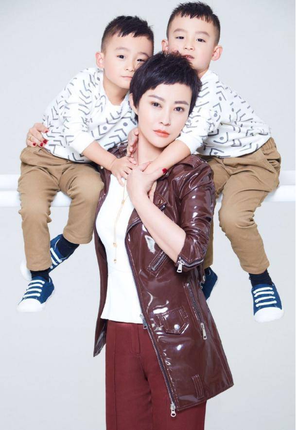 郝蕾|郝蕾气质高级，老气镜面皮衣穿着也不显土，状态好得不像40+