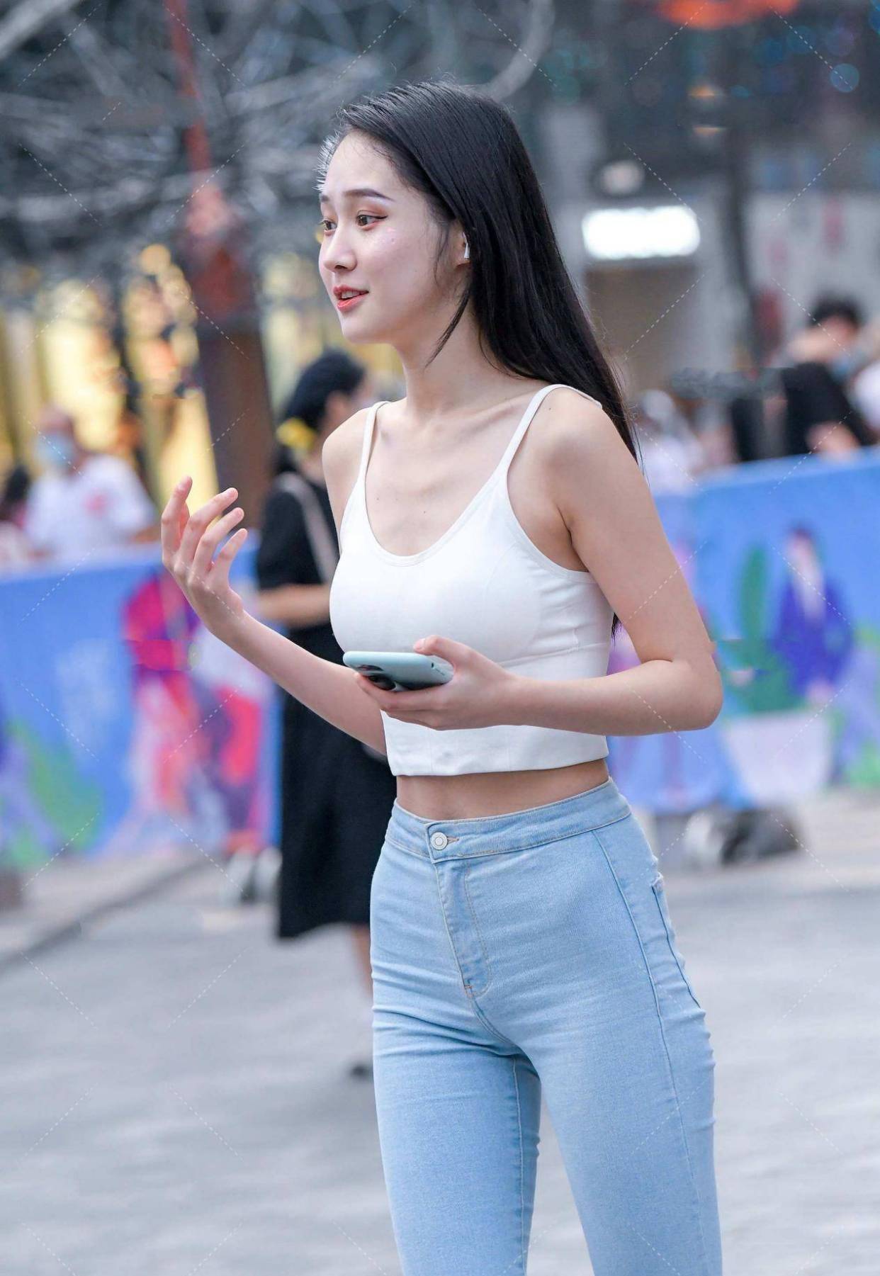 服装|纯白背心配经典蓝牛仔裤，纯净唯美