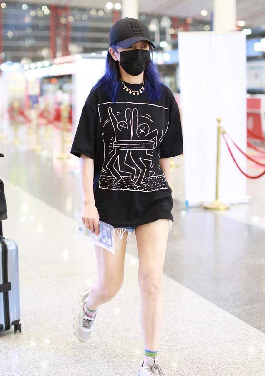 整体|赵薇放飞自我，走机场穿短裤仅露一厘米，染一头个性蓝发更加吸睛