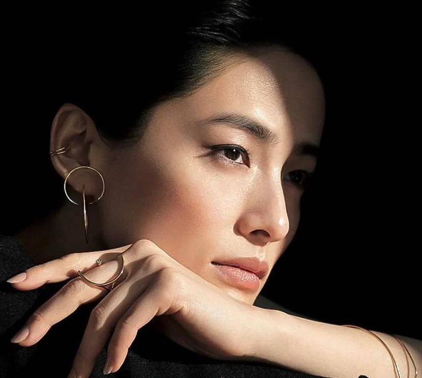 黑色|女人过了50岁，冬天少露“脚脖子”！大衣+烟管靴，谁见夸年轻