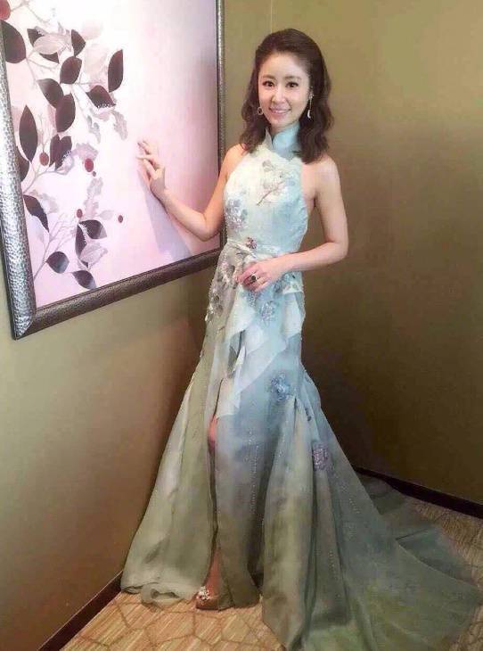 亮片|林心如婚后魅力仍旧挡不住！穿薄纱刺绣衫配高腰裤，腰以下全是腿