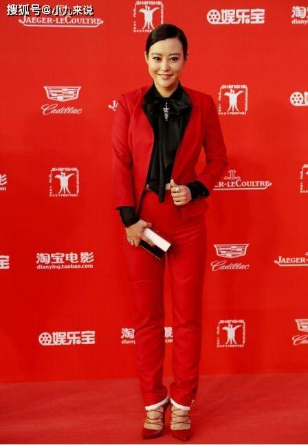 样式|郝蕾长相身材没咋变，套装穿出“老板”模样，打招呼挺有“派头”