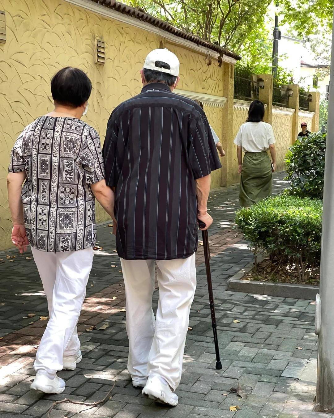 大腿|上海6、70岁阿婆真讲究，夏天穿裙子不露大腿，比故意扮嫩更好看