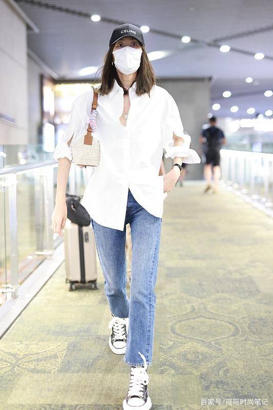 时尚|又被刘雯惊艳到了,穿白衬衫配牛仔裤洋气减龄,真不愧是超模
