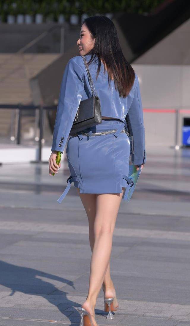 黑色|黑色连衣裙的肩部镂空设计,提升了性感的气质