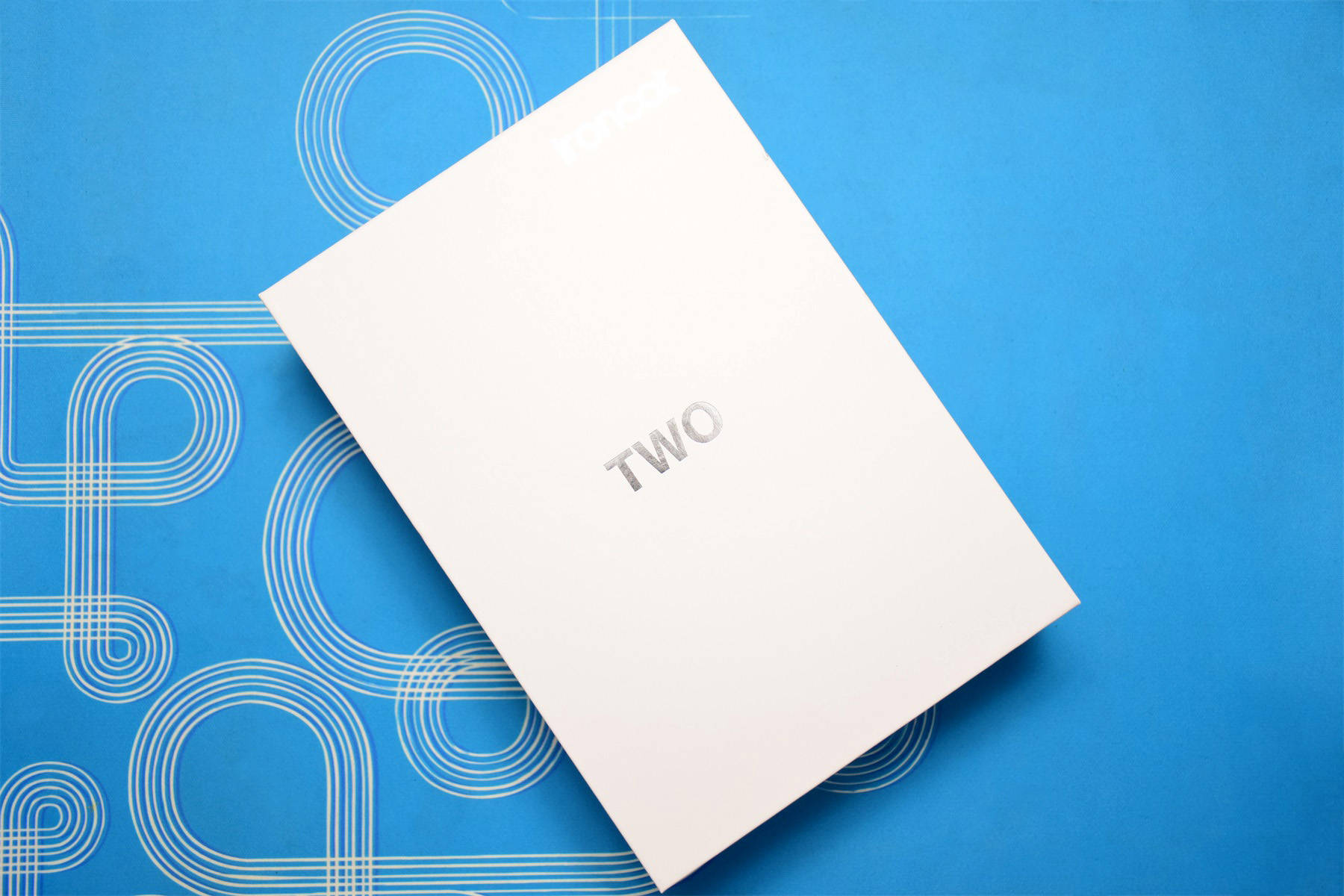 鼠标包装盒设计简洁,白色底加烫银logo不失气质.