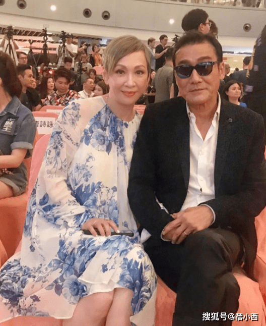 傲人|余安安不愧是周润发前妻，60岁还有傲人身材，穿深V裙风韵犹存