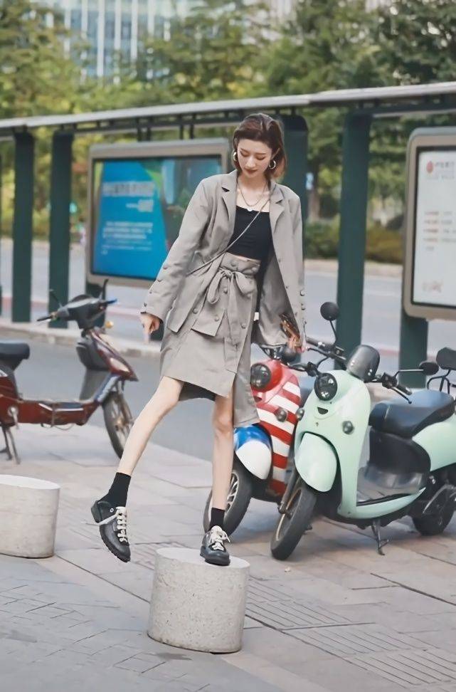 风衣|小姐姐穿出风衣的时尚感：一半是西装，一半是裙子，真个性
