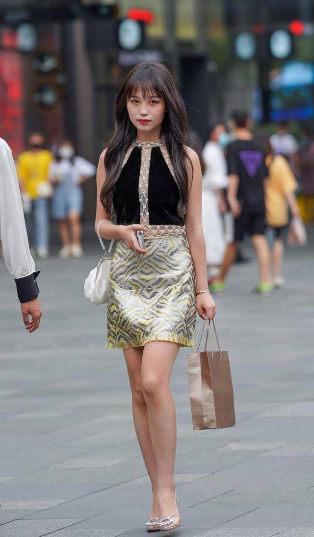 披肩|青春热裤传达了，长腿的全部女性气质