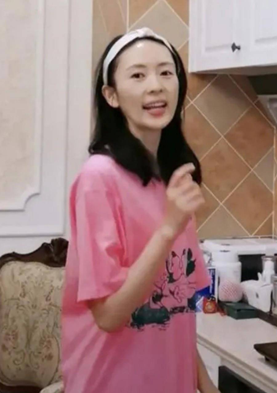 亮度|童瑶嫁入豪门后真阔气，穿一万T恤下厨做饭，素颜上镜反而真实