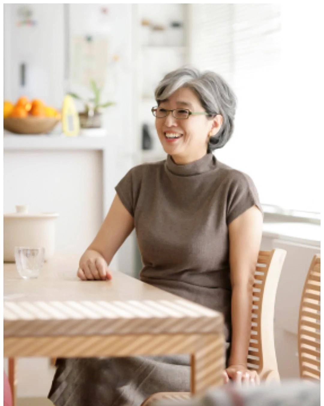 卷发|60岁左右的女人，过年别再烫“大妈卷”！四款减龄发型，更好看