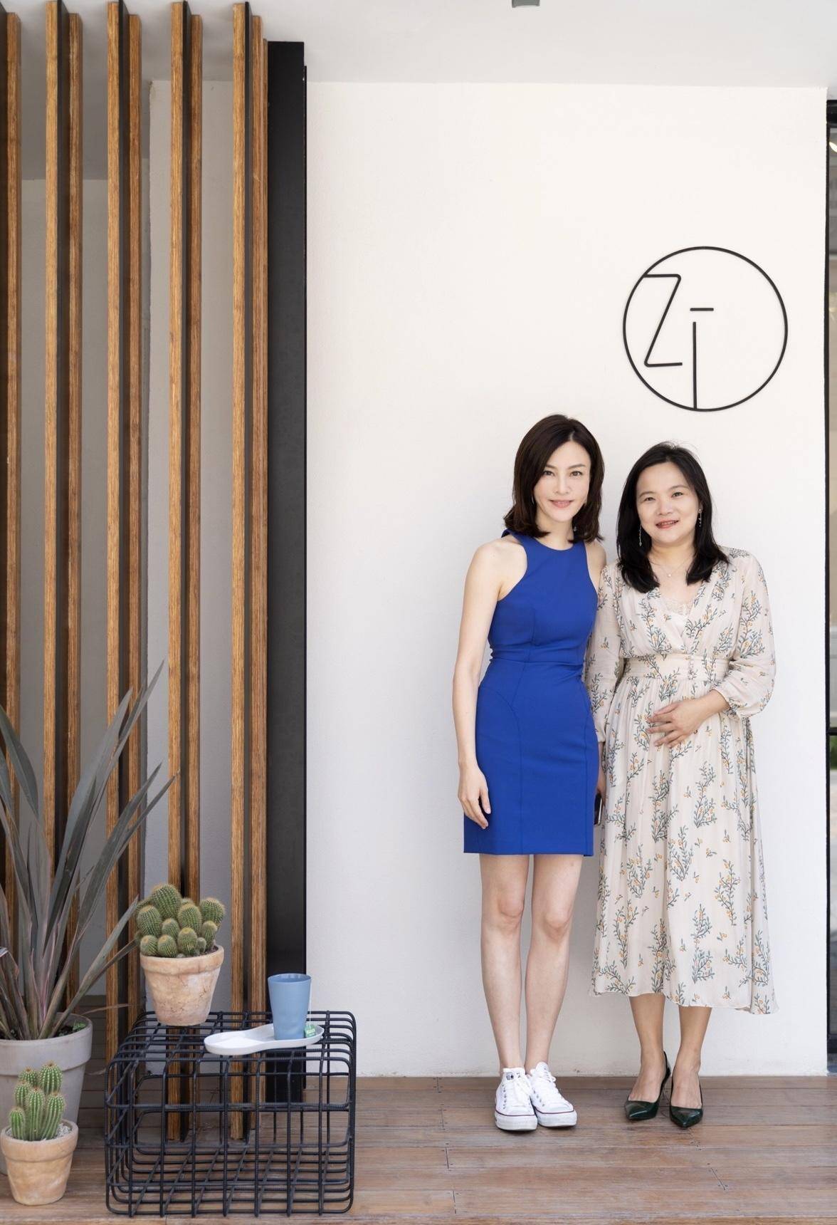 设计|刘孜才是真正的时髦精，穿彩色印花裙也不花哨，反而优雅大气