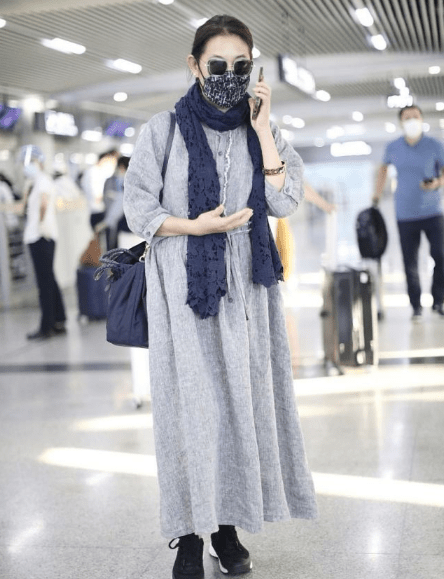 松紧|倪萍减重后变时髦，一袭亚麻灰裙配帆布包，慵懒姿态不输年轻人