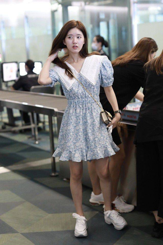 颜色|“娃娃领”服饰，甜美女孩很喜爱，展现精致与时髦