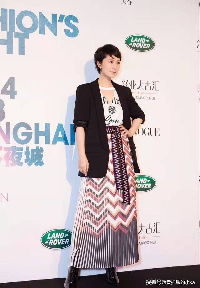 海清|海清难得放开一次，身穿薄纱裙更显气质，手臂肉肉却暴露真实年龄