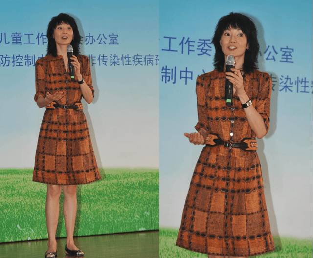 身材|张曼玉脸上有肉更好看，扎丸子头大胆秀颜值，一点不显真实年纪