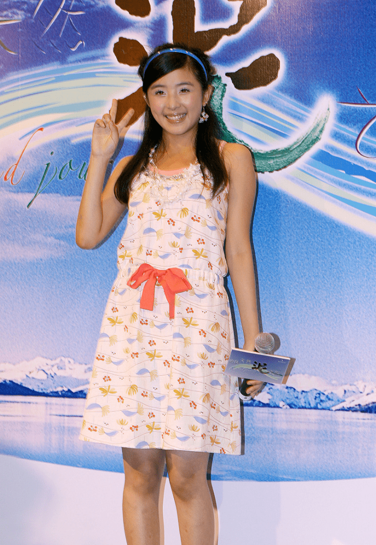 张含韵|张含韵真有少女魅力,穿卡通裙配珍珠发卡,怎么扮嫩都没违和感觉