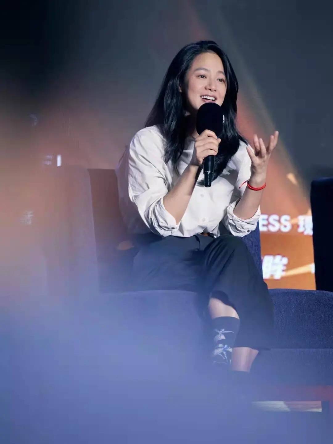 皱纹|周韵当评委现身，不修图皱纹真实还发福，就别营销气质高级了！