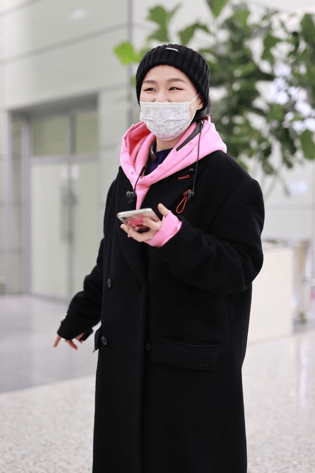 小姑娘|金靖终于火了，小姑娘直播时古灵精怪，穿身休闲造型更是显俏皮