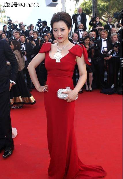 样式|郝蕾长相身材没咋变，套装穿出“老板”模样，打招呼挺有“派头”