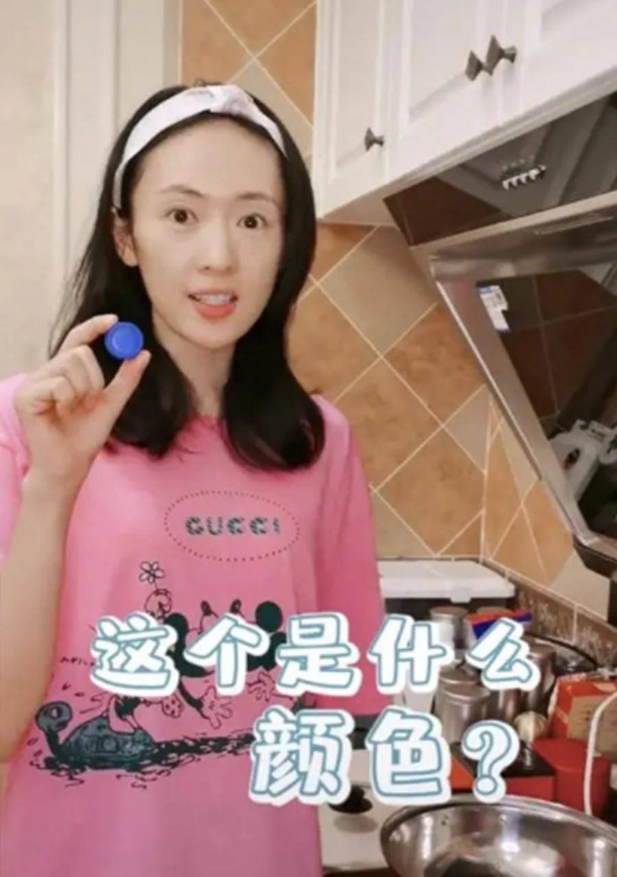 亮度|童瑶嫁入豪门后真阔气，穿一万T恤下厨做饭，素颜上镜反而真实