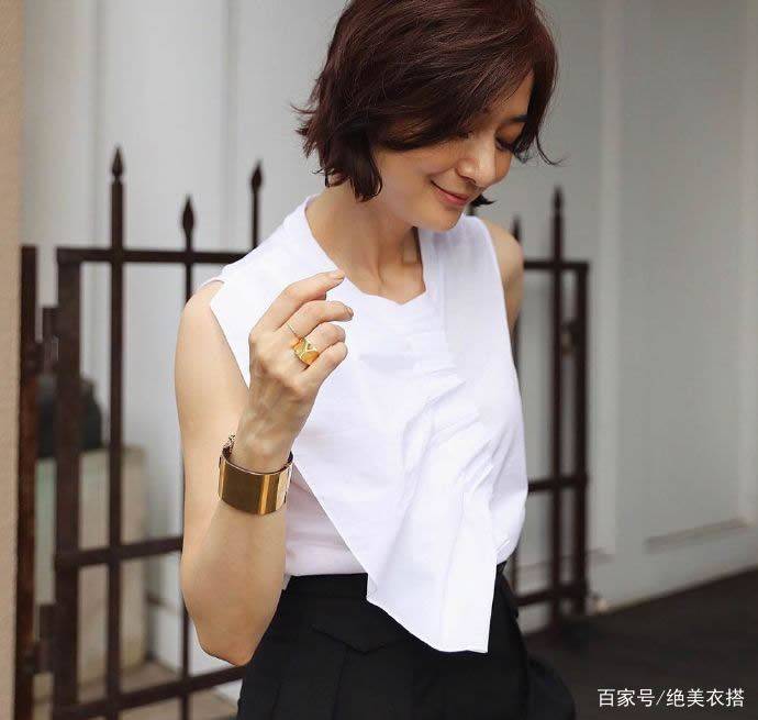 洛薇|凭着一身极简“黑白配”穿搭，52岁的她，为什么赢得体面优雅？