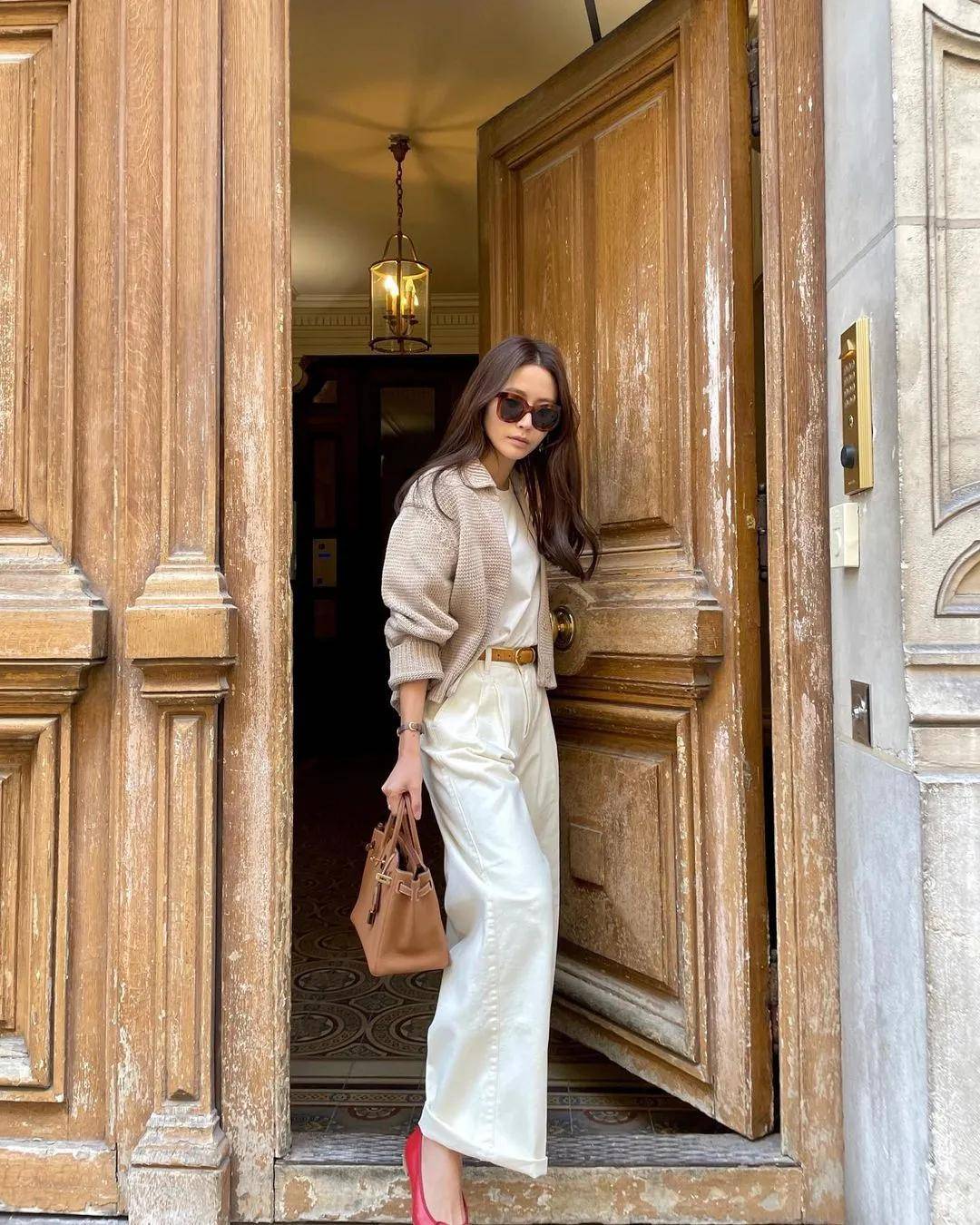 配饰|这位极简风博主的搭配中有一点点浪漫和俏皮