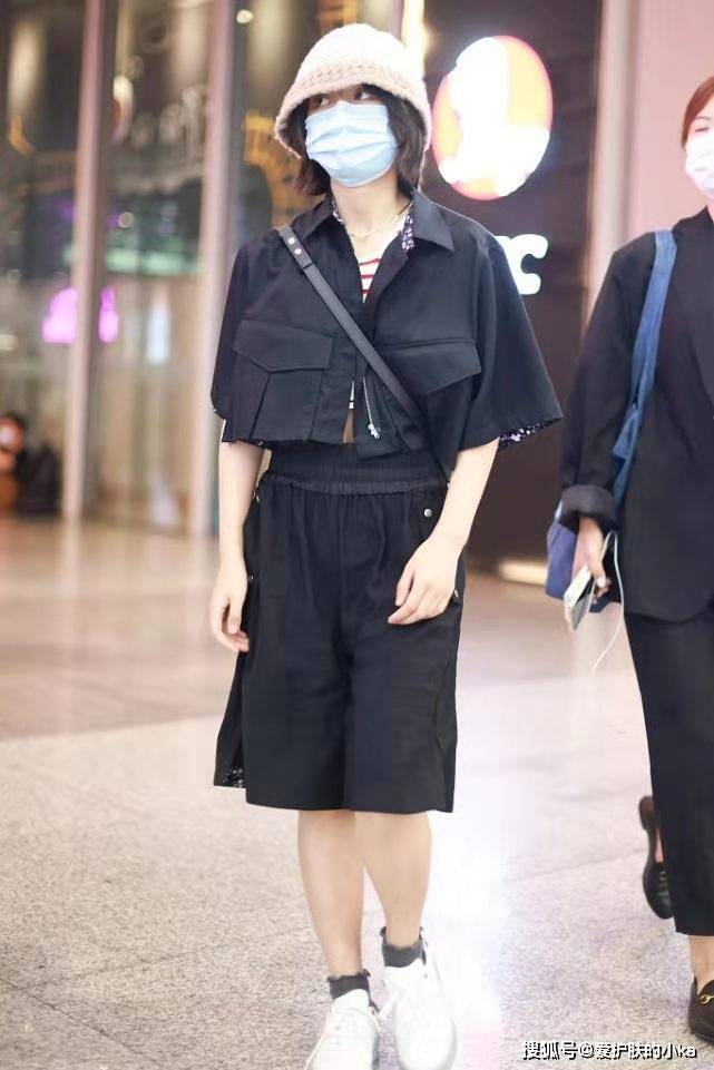 中性|王鸥好身材真任性，穿中性西装帅气显独立，叉开腿坐气质很大佬