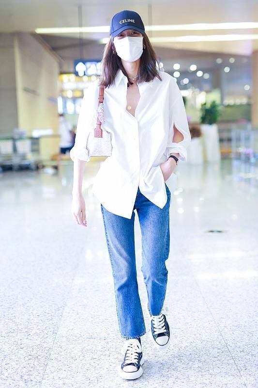 时尚|又被刘雯惊艳到了,穿白衬衫配牛仔裤洋气减龄,真不愧是超模