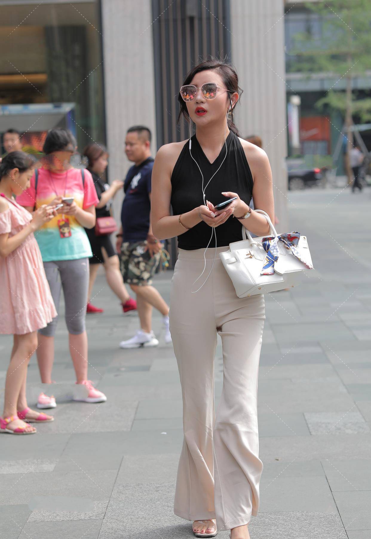 设计|黑色挂脖露背装，搭配温柔白色喇叭裤，清爽干净尽显大女人气质