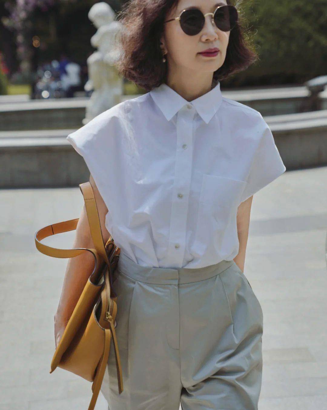 白色|五六十岁的女人，可以多穿这3个“亮丽色”，优雅减龄还衬肤色