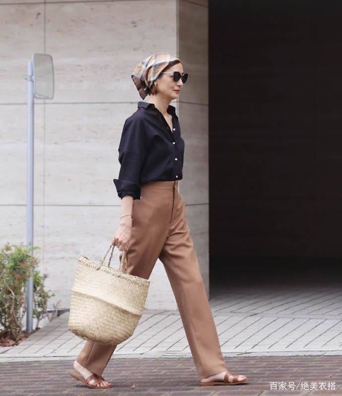 洛薇|凭着一身极简“黑白配”穿搭，52岁的她，为什么赢得体面优雅？