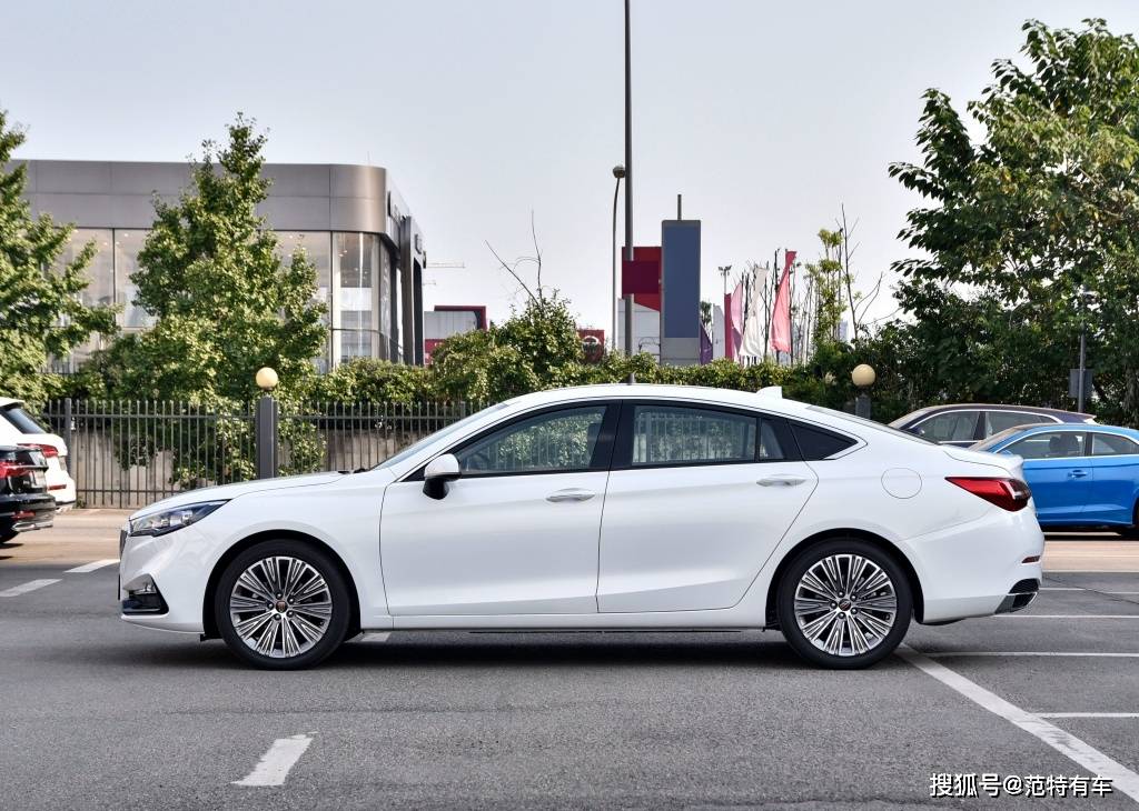 新款红旗h5到店实拍 外观更精致 配置更丰富 不愧是国产车标杆 车型