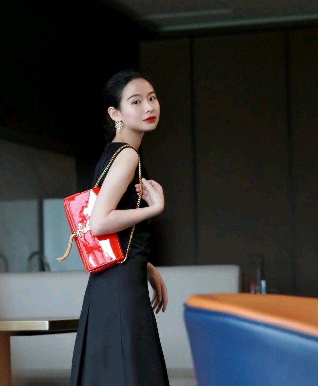 颜色|红色服装虽然很张扬，但只要穿对了，不仅吸睛还很惊艳