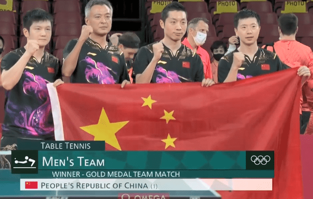原创历史第一人！马龙加冕奥运会5金王，国乒4人手拿国旗握拳庆祝