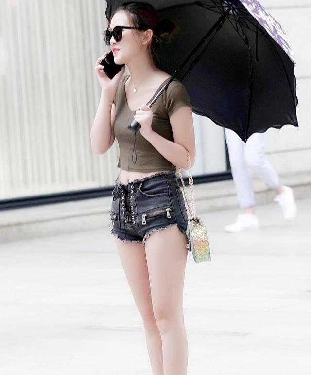 高跟鞋|时尚街拍:苗条小姐姐,黑裙修身,满足精致生活的需求