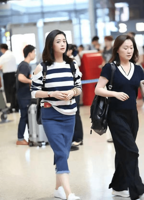 漂亮|38岁蒋欣终于穿对了，条纹衫牛仔裤洋气减龄，“瘦”下来漂亮多了