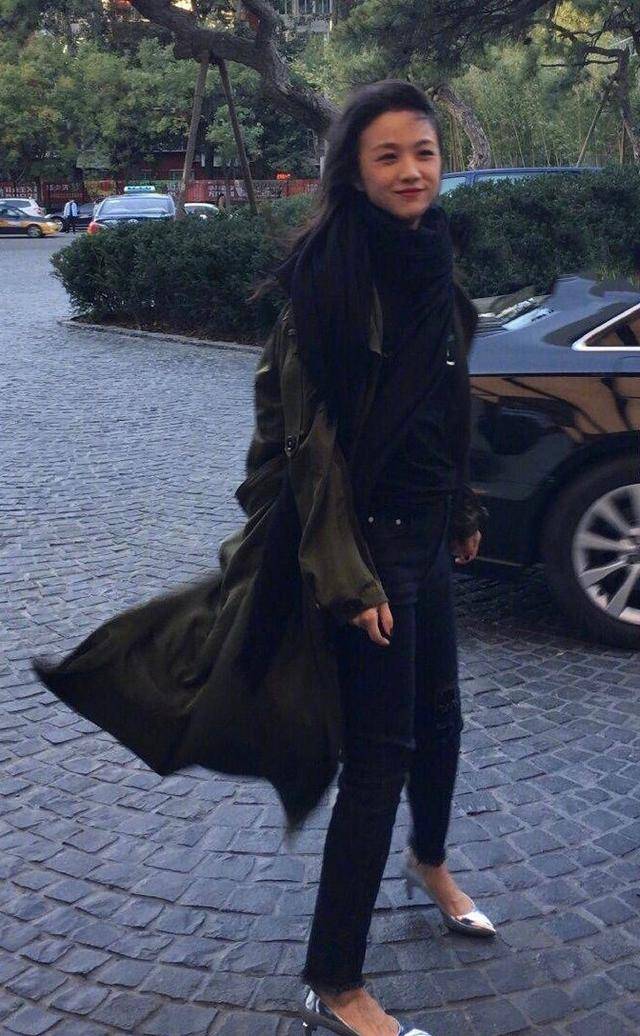 花朵|四十岁的汤唯太会穿！身穿花裙依旧气场十足