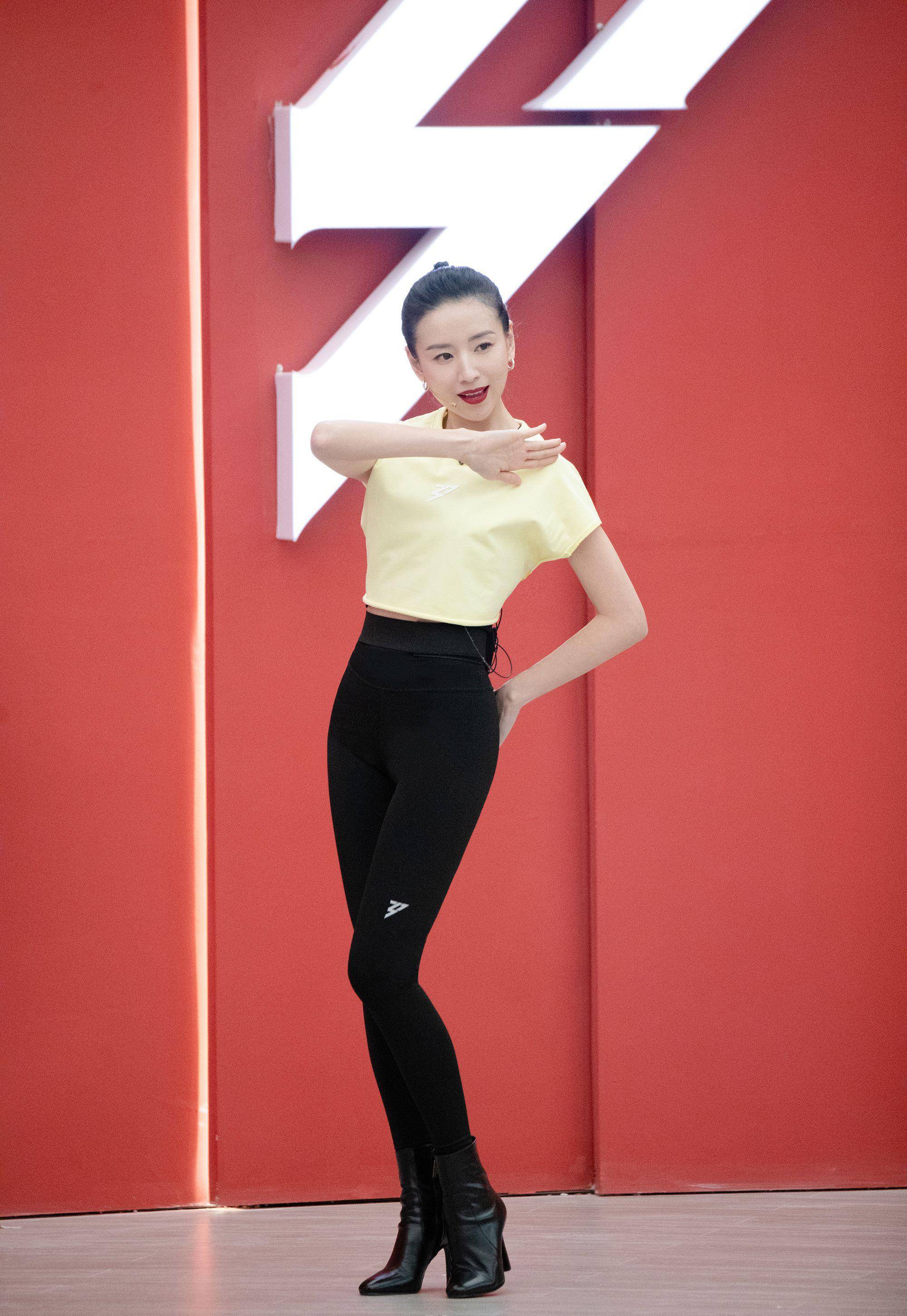 冷清|董洁终于不“装纯”了，同框王洛勇显妩媚，枣红色修身裙曲线完美