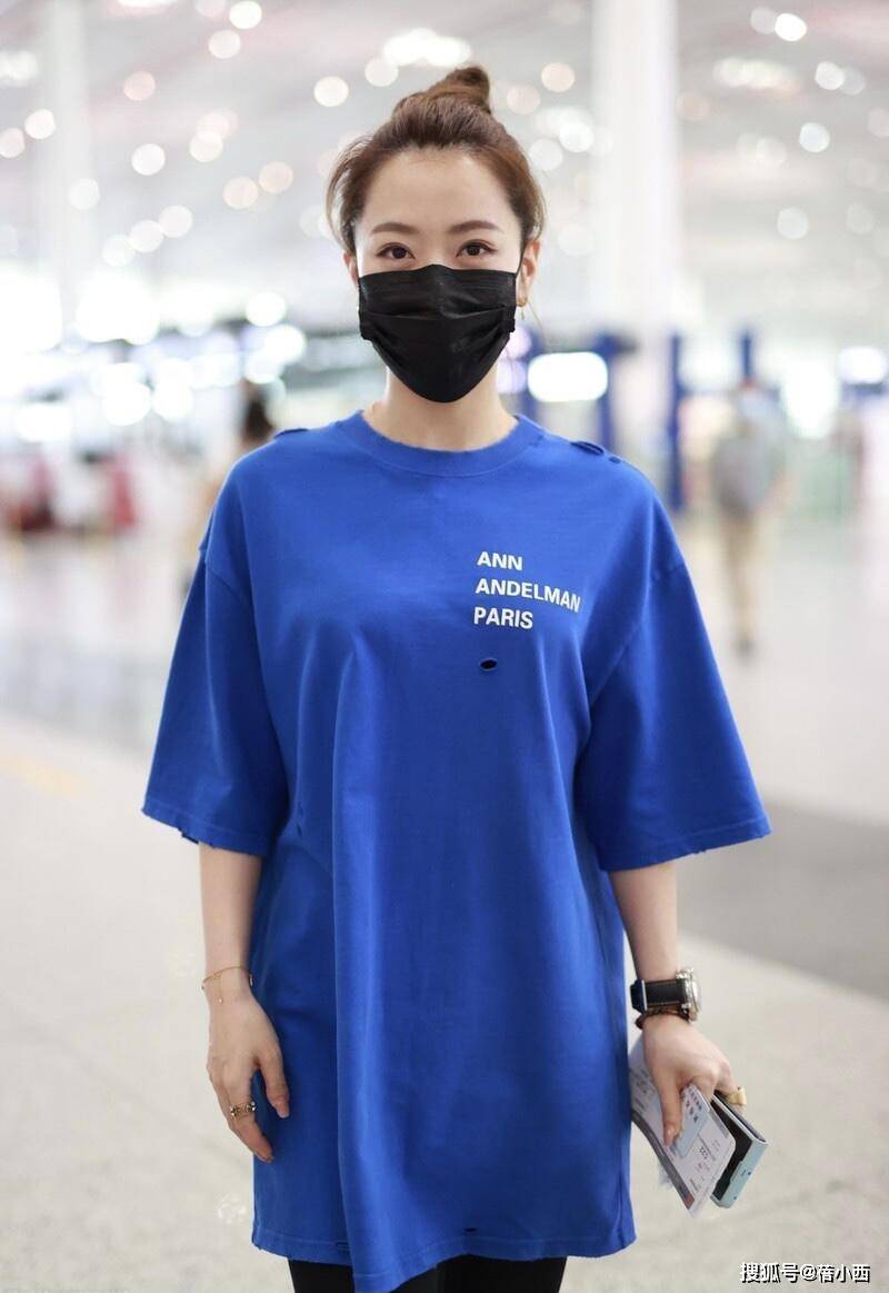 女神|白冰真是“妈系女神”代表,穿蓝T恤配打底裤超减龄,不像80后
