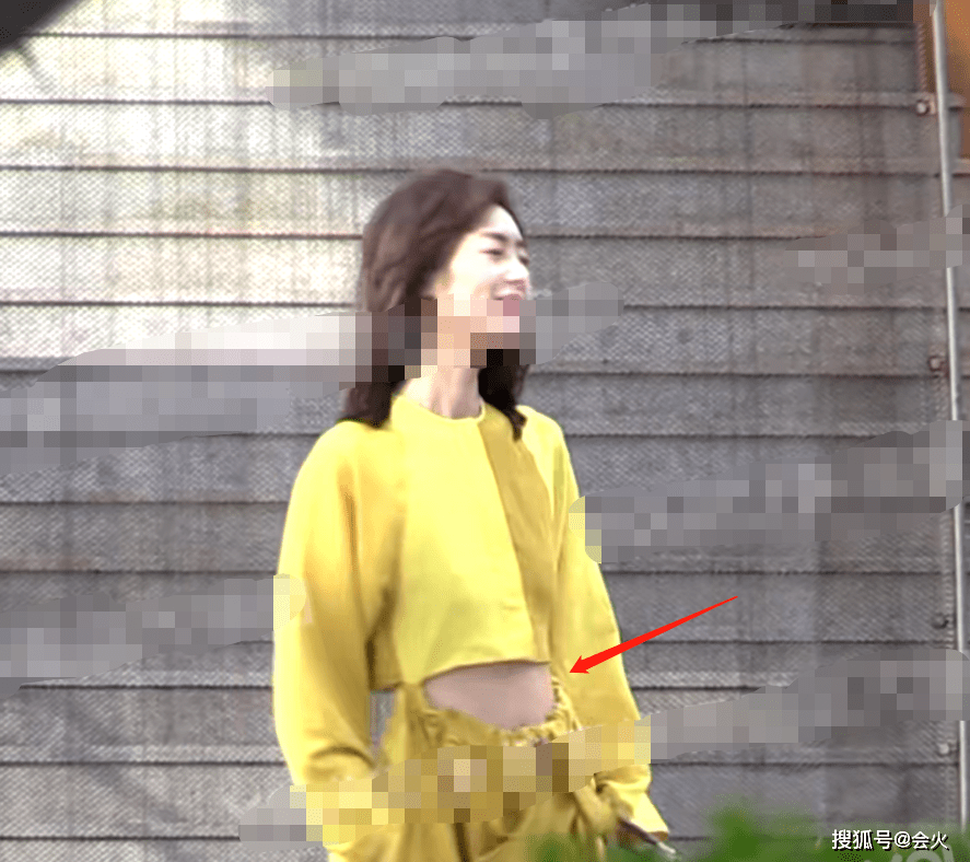 身形|超模刘雯户外拍大片！四肢修长腰身平坦无赘肉，身形单薄像纸片人